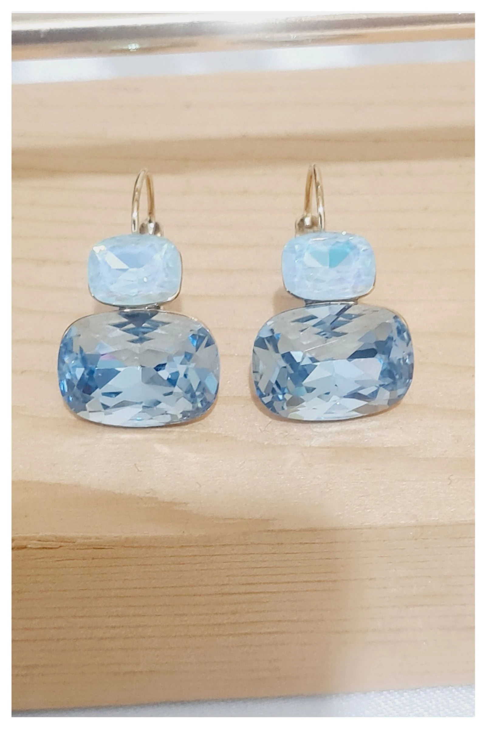 Boucles d'oreilles dorées cristaux bleus 